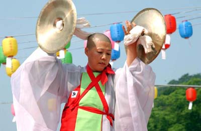 식 중 행사로 법정스님이 바라춤을 추고 계신다. 